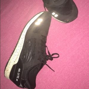 Size 11.5 men’s sneaker